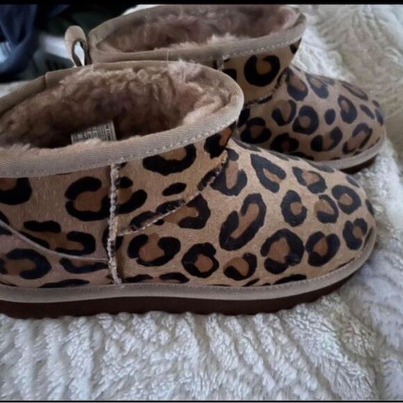(SOLD) ❤️ UGG Leopard Short booties NWOT ❤️ - Picture 1 of 3